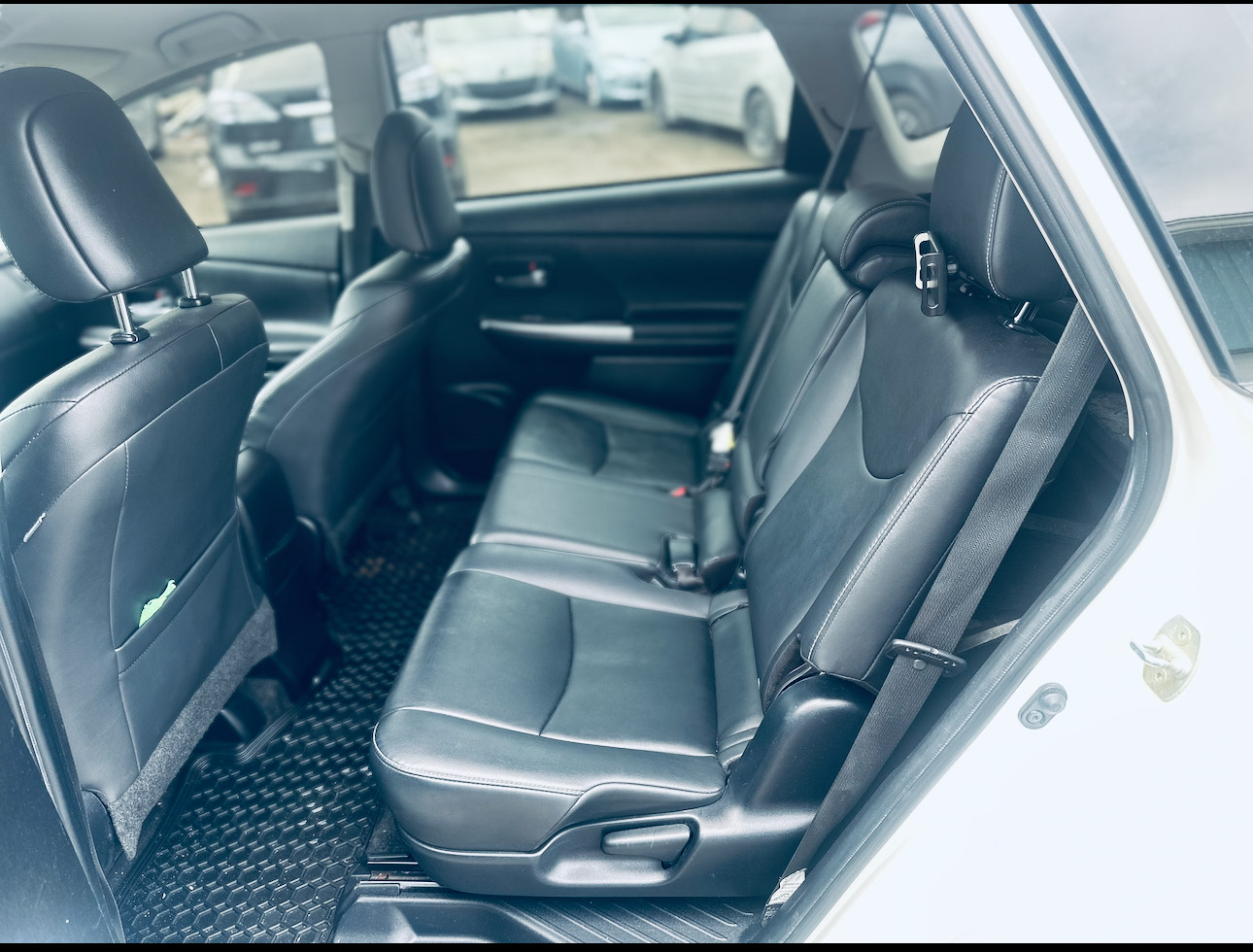 Toyota Prius v  2015 1