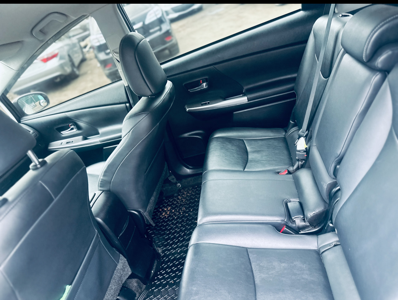Toyota Prius v  2015 1