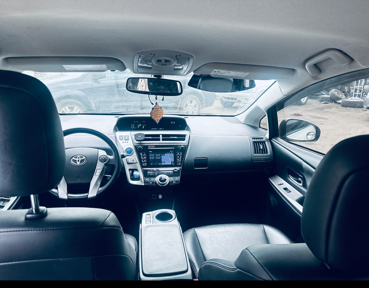 Toyota Prius v  2015 1