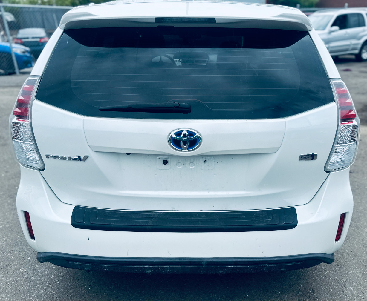Toyota Prius v  2015 1