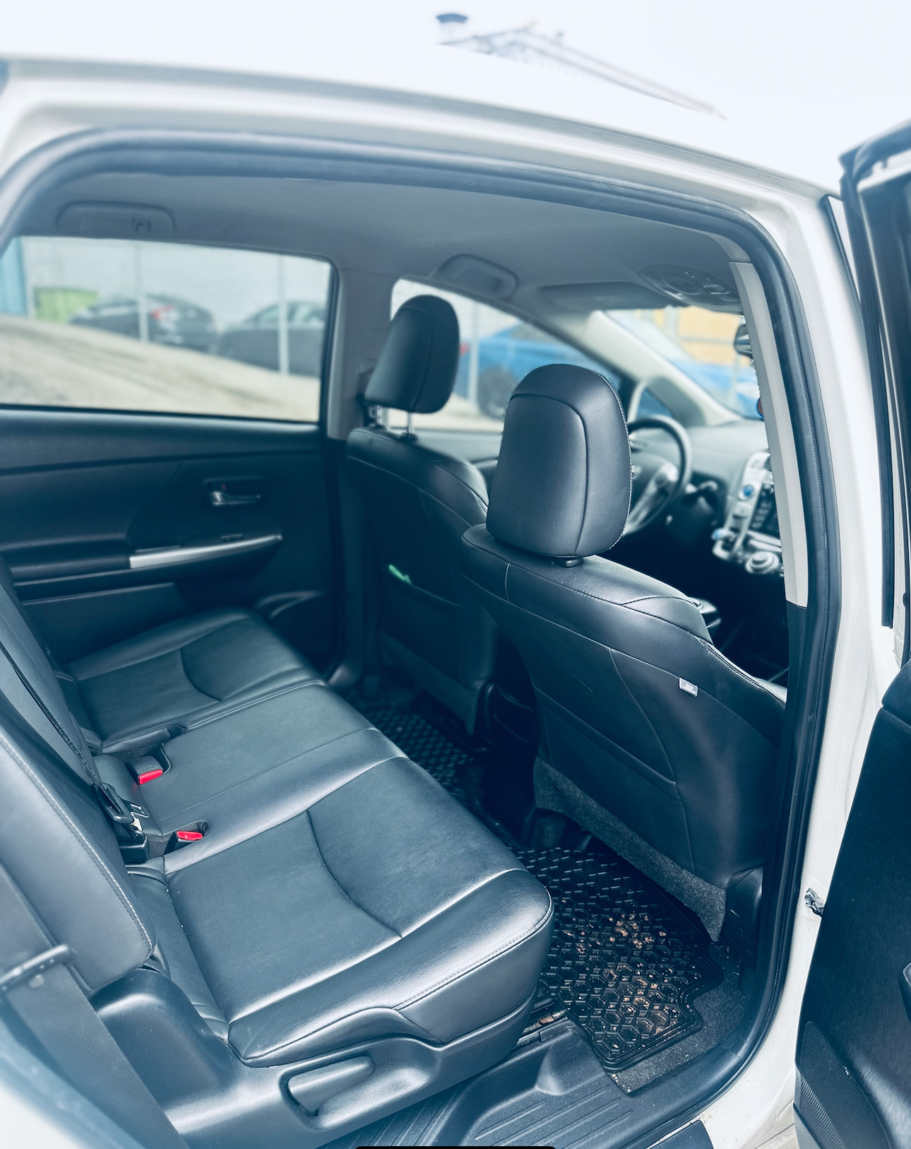 Toyota Prius v  2015 1