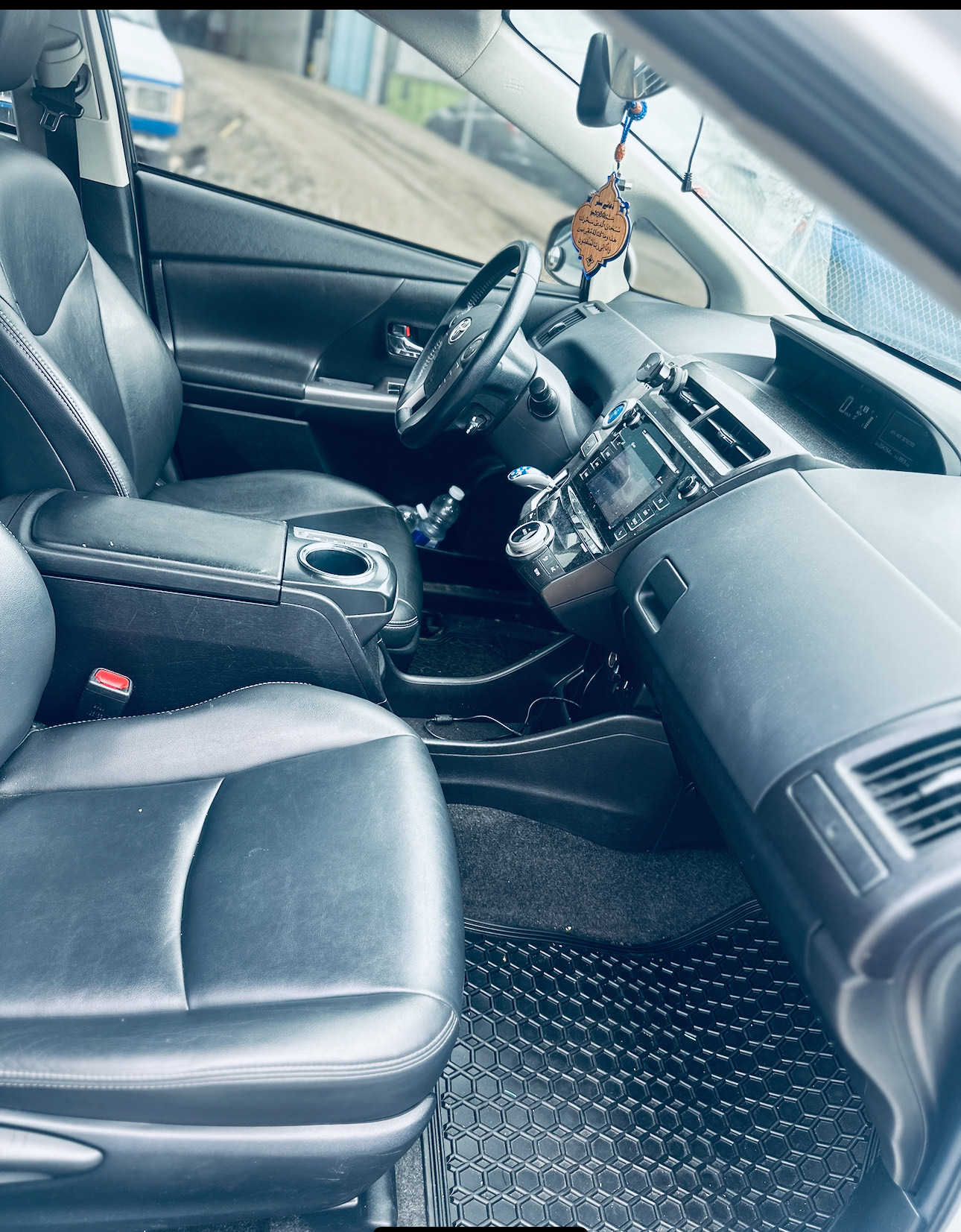 Toyota Prius v  2015 1