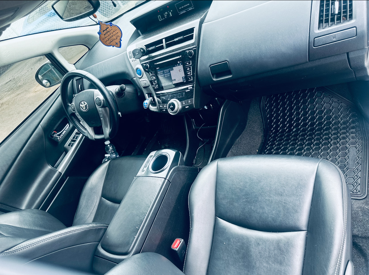 Toyota Prius v  2015 1